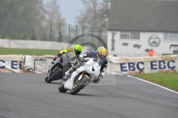 Mallory park Leicestershire;Mallory park photographs;Motorcycle action photographs;event digital images;eventdigitalimages;mallory park;no limits trackday;peter wileman photography;trackday;trackday digital images;trackday photos