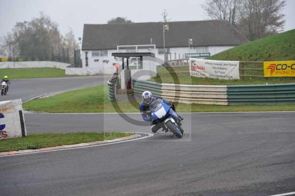 Mallory park Leicestershire;Mallory park photographs;Motorcycle action photographs;event digital images;eventdigitalimages;mallory park;no limits trackday;peter wileman photography;trackday;trackday digital images;trackday photos