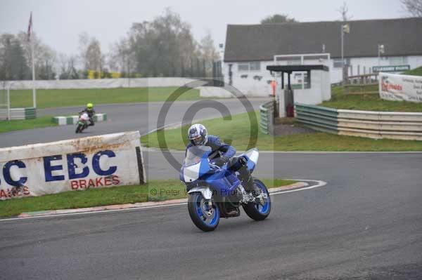 Mallory park Leicestershire;Mallory park photographs;Motorcycle action photographs;event digital images;eventdigitalimages;mallory park;no limits trackday;peter wileman photography;trackday;trackday digital images;trackday photos