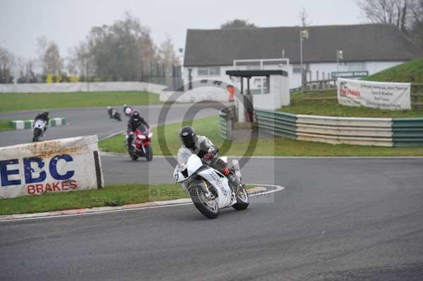 Mallory park Leicestershire;Mallory park photographs;Motorcycle action photographs;event digital images;eventdigitalimages;mallory park;no limits trackday;peter wileman photography;trackday;trackday digital images;trackday photos