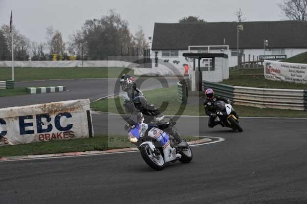 Mallory park Leicestershire;Mallory park photographs;Motorcycle action photographs;event digital images;eventdigitalimages;mallory park;no limits trackday;peter wileman photography;trackday;trackday digital images;trackday photos