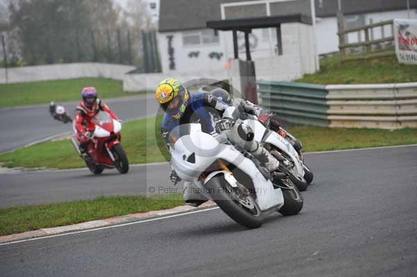 Mallory park Leicestershire;Mallory park photographs;Motorcycle action photographs;event digital images;eventdigitalimages;mallory park;no limits trackday;peter wileman photography;trackday;trackday digital images;trackday photos