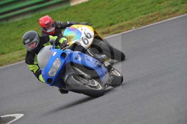 Mallory park Leicestershire;Mallory park photographs;Motorcycle action photographs;event digital images;eventdigitalimages;mallory park;no limits trackday;peter wileman photography;trackday;trackday digital images;trackday photos