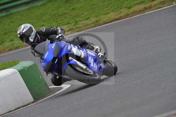 Mallory park Leicestershire;Mallory park photographs;Motorcycle action photographs;event digital images;eventdigitalimages;mallory park;no limits trackday;peter wileman photography;trackday;trackday digital images;trackday photos