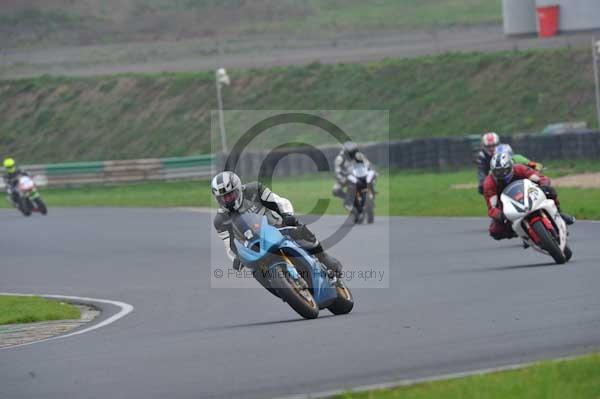 Mallory park Leicestershire;Mallory park photographs;Motorcycle action photographs;event digital images;eventdigitalimages;mallory park;no limits trackday;peter wileman photography;trackday;trackday digital images;trackday photos