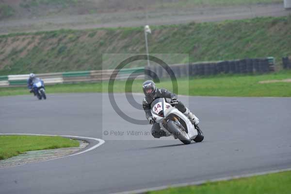 Mallory park Leicestershire;Mallory park photographs;Motorcycle action photographs;event digital images;eventdigitalimages;mallory park;no limits trackday;peter wileman photography;trackday;trackday digital images;trackday photos