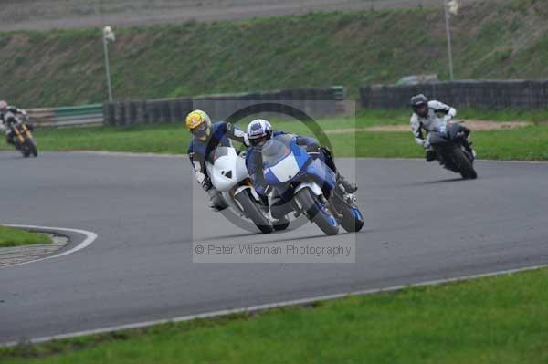 Mallory park Leicestershire;Mallory park photographs;Motorcycle action photographs;event digital images;eventdigitalimages;mallory park;no limits trackday;peter wileman photography;trackday;trackday digital images;trackday photos