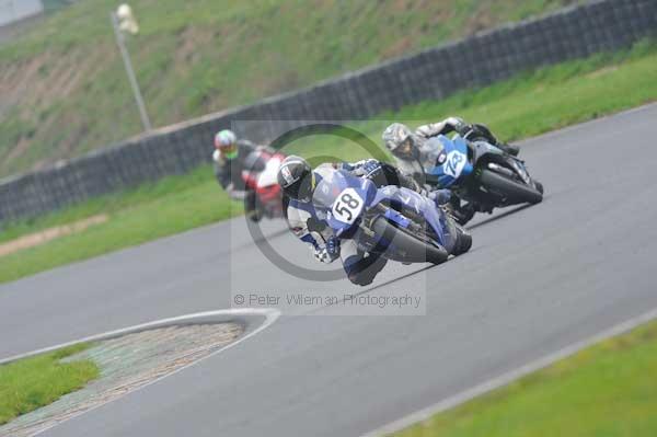 Mallory park Leicestershire;Mallory park photographs;Motorcycle action photographs;event digital images;eventdigitalimages;mallory park;no limits trackday;peter wileman photography;trackday;trackday digital images;trackday photos