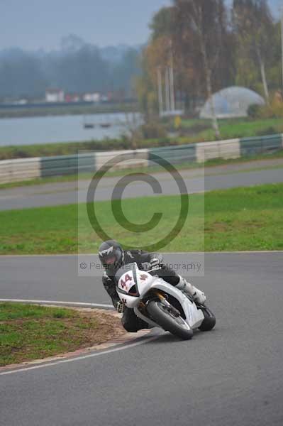 Mallory park Leicestershire;Mallory park photographs;Motorcycle action photographs;event digital images;eventdigitalimages;mallory park;no limits trackday;peter wileman photography;trackday;trackday digital images;trackday photos