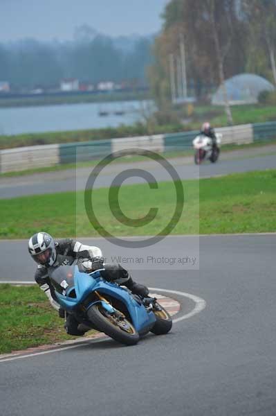 Mallory park Leicestershire;Mallory park photographs;Motorcycle action photographs;event digital images;eventdigitalimages;mallory park;no limits trackday;peter wileman photography;trackday;trackday digital images;trackday photos