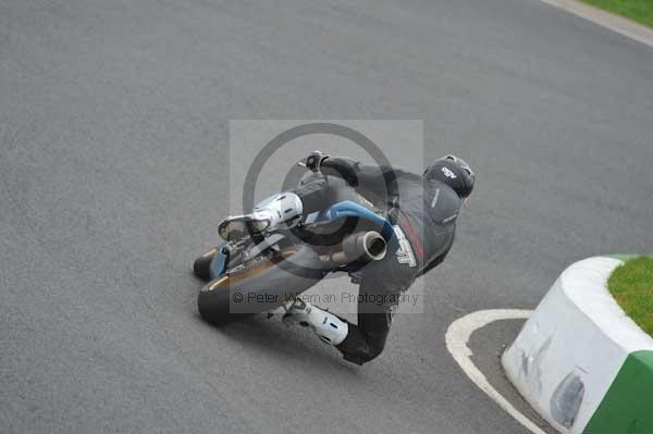 Mallory park Leicestershire;Mallory park photographs;Motorcycle action photographs;event digital images;eventdigitalimages;mallory park;no limits trackday;peter wileman photography;trackday;trackday digital images;trackday photos