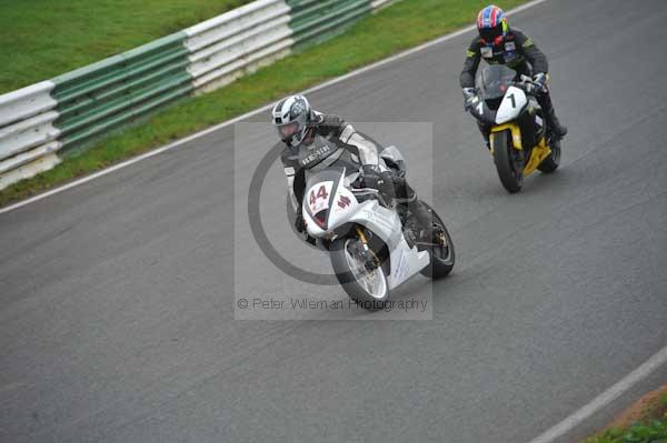 Mallory park Leicestershire;Mallory park photographs;Motorcycle action photographs;event digital images;eventdigitalimages;mallory park;no limits trackday;peter wileman photography;trackday;trackday digital images;trackday photos