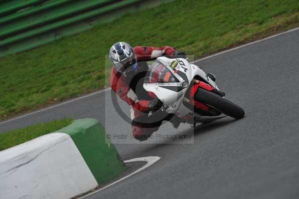 Mallory park Leicestershire;Mallory park photographs;Motorcycle action photographs;event digital images;eventdigitalimages;mallory park;no limits trackday;peter wileman photography;trackday;trackday digital images;trackday photos