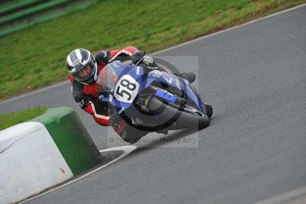 Mallory park Leicestershire;Mallory park photographs;Motorcycle action photographs;event digital images;eventdigitalimages;mallory park;no limits trackday;peter wileman photography;trackday;trackday digital images;trackday photos