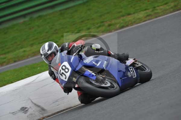 Mallory park Leicestershire;Mallory park photographs;Motorcycle action photographs;event digital images;eventdigitalimages;mallory park;no limits trackday;peter wileman photography;trackday;trackday digital images;trackday photos