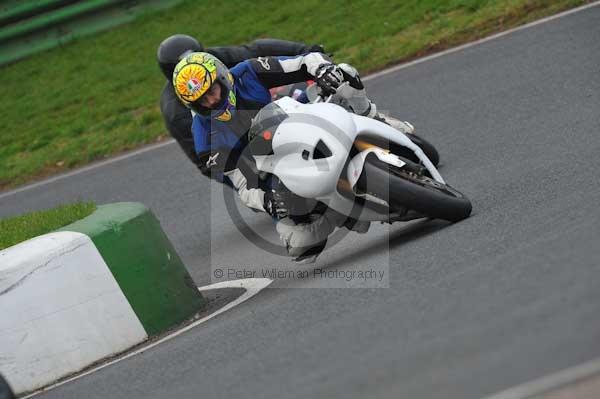 Mallory park Leicestershire;Mallory park photographs;Motorcycle action photographs;event digital images;eventdigitalimages;mallory park;no limits trackday;peter wileman photography;trackday;trackday digital images;trackday photos