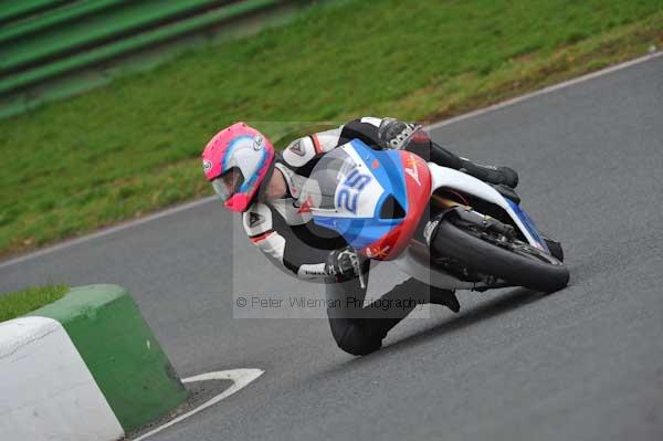 Mallory park Leicestershire;Mallory park photographs;Motorcycle action photographs;event digital images;eventdigitalimages;mallory park;no limits trackday;peter wileman photography;trackday;trackday digital images;trackday photos