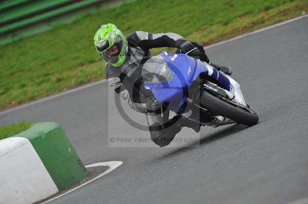 Mallory park Leicestershire;Mallory park photographs;Motorcycle action photographs;event digital images;eventdigitalimages;mallory park;no limits trackday;peter wileman photography;trackday;trackday digital images;trackday photos