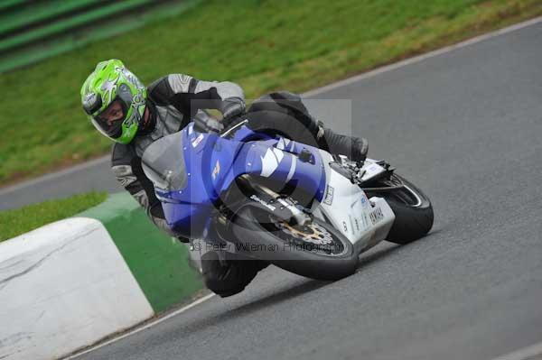 Mallory park Leicestershire;Mallory park photographs;Motorcycle action photographs;event digital images;eventdigitalimages;mallory park;no limits trackday;peter wileman photography;trackday;trackday digital images;trackday photos