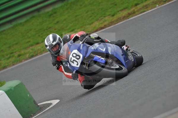 Mallory park Leicestershire;Mallory park photographs;Motorcycle action photographs;event digital images;eventdigitalimages;mallory park;no limits trackday;peter wileman photography;trackday;trackday digital images;trackday photos
