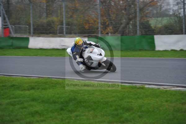 Mallory park Leicestershire;Mallory park photographs;Motorcycle action photographs;event digital images;eventdigitalimages;mallory park;no limits trackday;peter wileman photography;trackday;trackday digital images;trackday photos