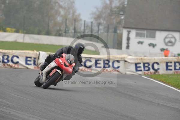 Mallory park Leicestershire;Mallory park photographs;Motorcycle action photographs;event digital images;eventdigitalimages;mallory park;no limits trackday;peter wileman photography;trackday;trackday digital images;trackday photos