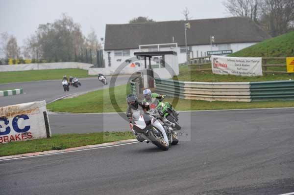 Mallory park Leicestershire;Mallory park photographs;Motorcycle action photographs;event digital images;eventdigitalimages;mallory park;no limits trackday;peter wileman photography;trackday;trackday digital images;trackday photos