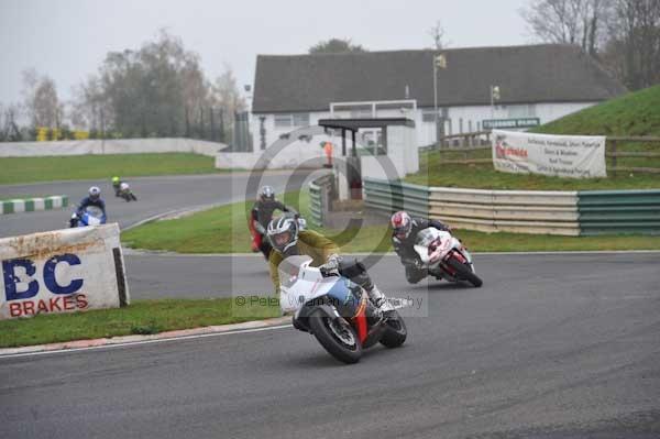 Mallory park Leicestershire;Mallory park photographs;Motorcycle action photographs;event digital images;eventdigitalimages;mallory park;no limits trackday;peter wileman photography;trackday;trackday digital images;trackday photos