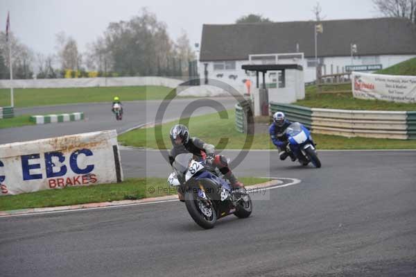 Mallory park Leicestershire;Mallory park photographs;Motorcycle action photographs;event digital images;eventdigitalimages;mallory park;no limits trackday;peter wileman photography;trackday;trackday digital images;trackday photos