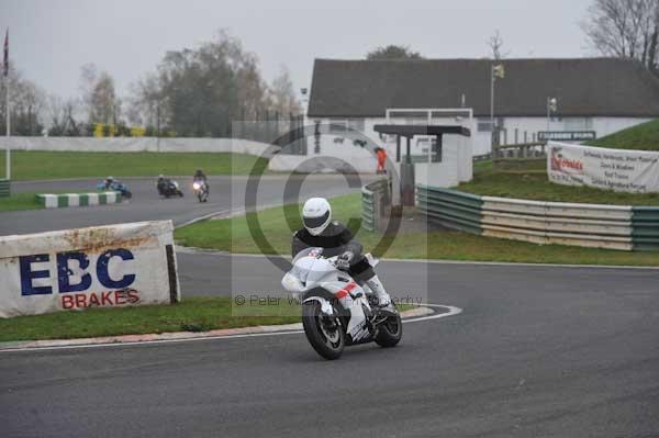 Mallory park Leicestershire;Mallory park photographs;Motorcycle action photographs;event digital images;eventdigitalimages;mallory park;no limits trackday;peter wileman photography;trackday;trackday digital images;trackday photos