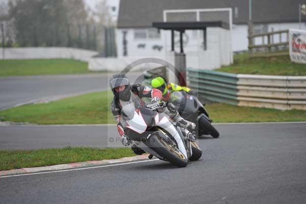 Mallory park Leicestershire;Mallory park photographs;Motorcycle action photographs;event digital images;eventdigitalimages;mallory park;no limits trackday;peter wileman photography;trackday;trackday digital images;trackday photos