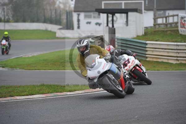 Mallory park Leicestershire;Mallory park photographs;Motorcycle action photographs;event digital images;eventdigitalimages;mallory park;no limits trackday;peter wileman photography;trackday;trackday digital images;trackday photos