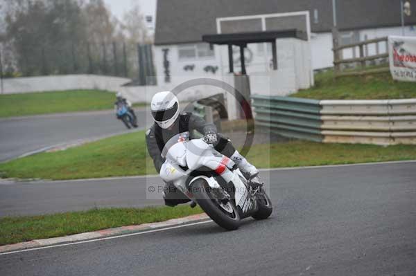 Mallory park Leicestershire;Mallory park photographs;Motorcycle action photographs;event digital images;eventdigitalimages;mallory park;no limits trackday;peter wileman photography;trackday;trackday digital images;trackday photos