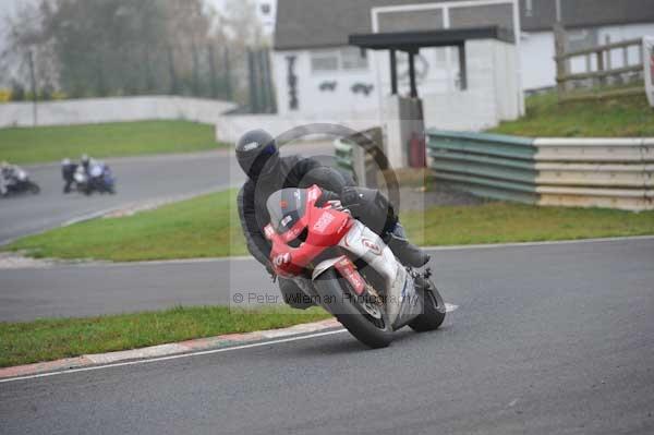 Mallory park Leicestershire;Mallory park photographs;Motorcycle action photographs;event digital images;eventdigitalimages;mallory park;no limits trackday;peter wileman photography;trackday;trackday digital images;trackday photos