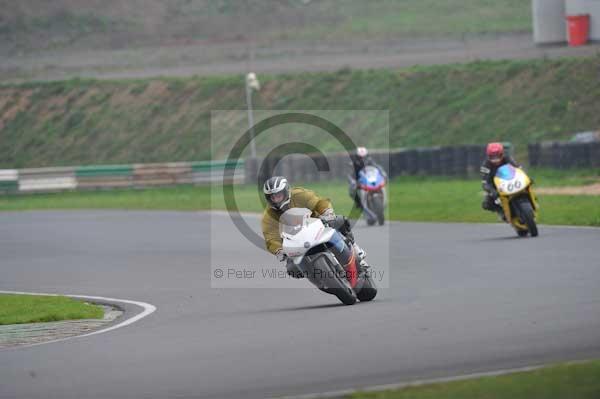 Mallory park Leicestershire;Mallory park photographs;Motorcycle action photographs;event digital images;eventdigitalimages;mallory park;no limits trackday;peter wileman photography;trackday;trackday digital images;trackday photos