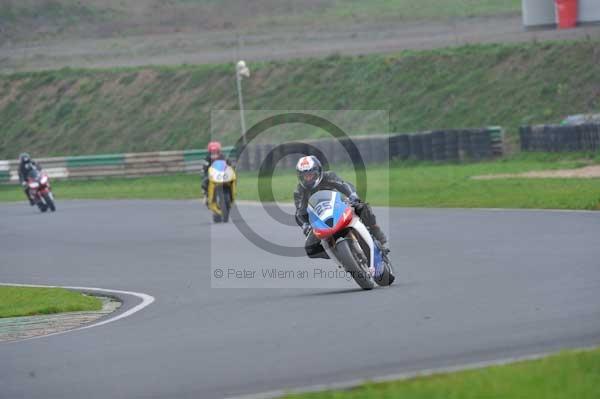Mallory park Leicestershire;Mallory park photographs;Motorcycle action photographs;event digital images;eventdigitalimages;mallory park;no limits trackday;peter wileman photography;trackday;trackday digital images;trackday photos