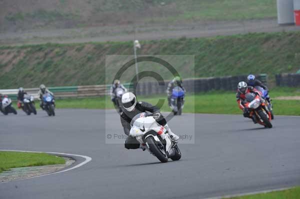 Mallory park Leicestershire;Mallory park photographs;Motorcycle action photographs;event digital images;eventdigitalimages;mallory park;no limits trackday;peter wileman photography;trackday;trackday digital images;trackday photos