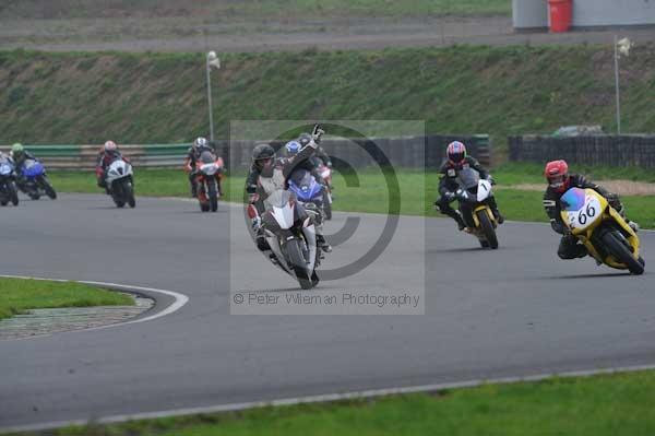 Mallory park Leicestershire;Mallory park photographs;Motorcycle action photographs;event digital images;eventdigitalimages;mallory park;no limits trackday;peter wileman photography;trackday;trackday digital images;trackday photos