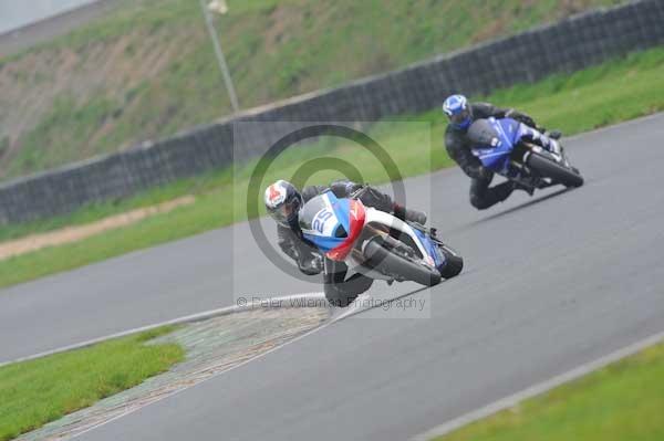 Mallory park Leicestershire;Mallory park photographs;Motorcycle action photographs;event digital images;eventdigitalimages;mallory park;no limits trackday;peter wileman photography;trackday;trackday digital images;trackday photos