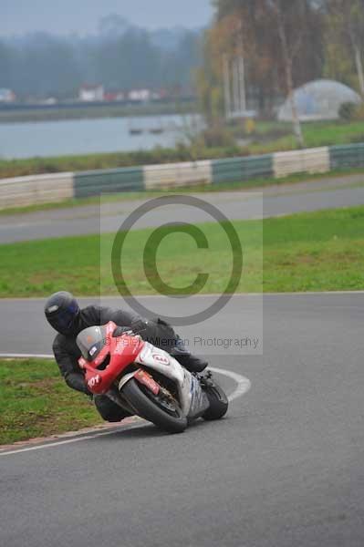 Mallory park Leicestershire;Mallory park photographs;Motorcycle action photographs;event digital images;eventdigitalimages;mallory park;no limits trackday;peter wileman photography;trackday;trackday digital images;trackday photos