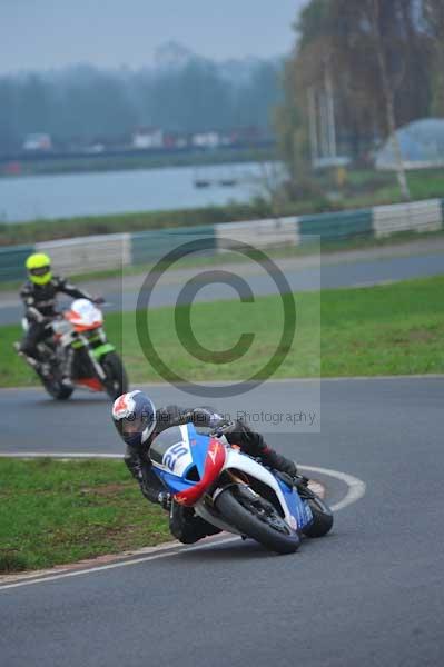 Mallory park Leicestershire;Mallory park photographs;Motorcycle action photographs;event digital images;eventdigitalimages;mallory park;no limits trackday;peter wileman photography;trackday;trackday digital images;trackday photos