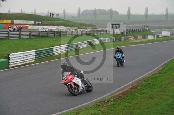 Mallory park Leicestershire;Mallory park photographs;Motorcycle action photographs;event digital images;eventdigitalimages;mallory park;no limits trackday;peter wileman photography;trackday;trackday digital images;trackday photos