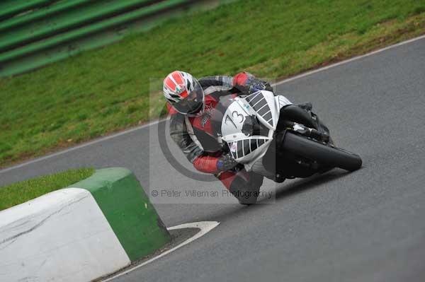 Mallory park Leicestershire;Mallory park photographs;Motorcycle action photographs;event digital images;eventdigitalimages;mallory park;no limits trackday;peter wileman photography;trackday;trackday digital images;trackday photos