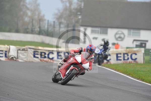 Mallory park Leicestershire;Mallory park photographs;Motorcycle action photographs;event digital images;eventdigitalimages;mallory park;no limits trackday;peter wileman photography;trackday;trackday digital images;trackday photos