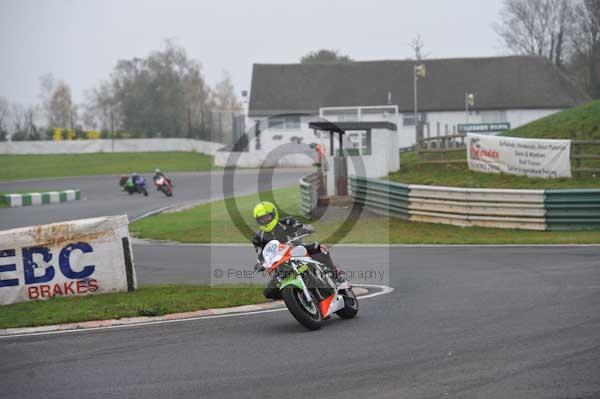 Mallory park Leicestershire;Mallory park photographs;Motorcycle action photographs;event digital images;eventdigitalimages;mallory park;no limits trackday;peter wileman photography;trackday;trackday digital images;trackday photos