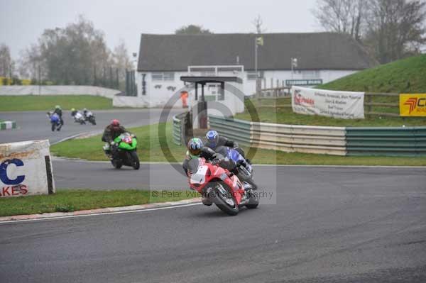 Mallory park Leicestershire;Mallory park photographs;Motorcycle action photographs;event digital images;eventdigitalimages;mallory park;no limits trackday;peter wileman photography;trackday;trackday digital images;trackday photos