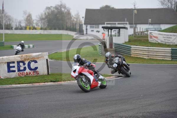 Mallory park Leicestershire;Mallory park photographs;Motorcycle action photographs;event digital images;eventdigitalimages;mallory park;no limits trackday;peter wileman photography;trackday;trackday digital images;trackday photos