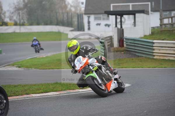 Mallory park Leicestershire;Mallory park photographs;Motorcycle action photographs;event digital images;eventdigitalimages;mallory park;no limits trackday;peter wileman photography;trackday;trackday digital images;trackday photos
