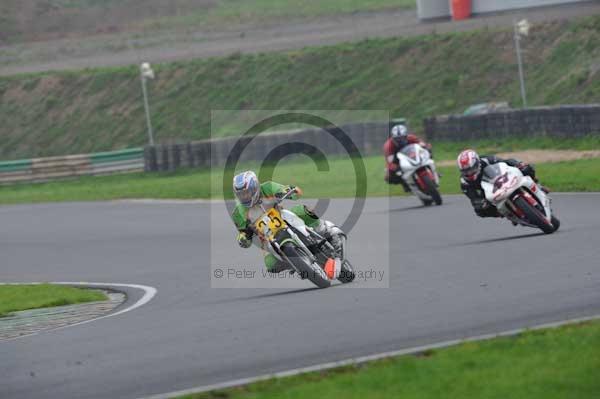 Mallory park Leicestershire;Mallory park photographs;Motorcycle action photographs;event digital images;eventdigitalimages;mallory park;no limits trackday;peter wileman photography;trackday;trackday digital images;trackday photos
