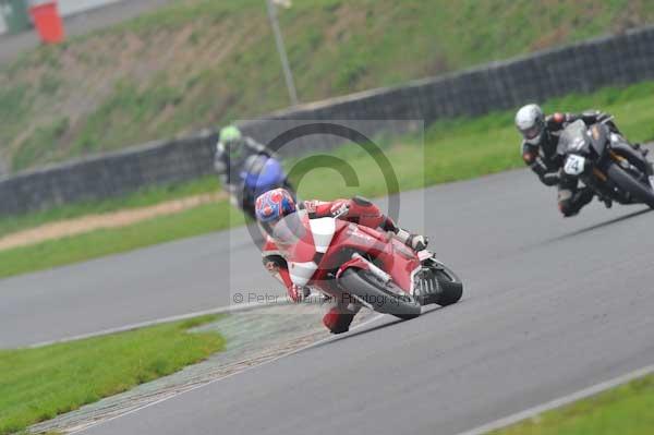 Mallory park Leicestershire;Mallory park photographs;Motorcycle action photographs;event digital images;eventdigitalimages;mallory park;no limits trackday;peter wileman photography;trackday;trackday digital images;trackday photos